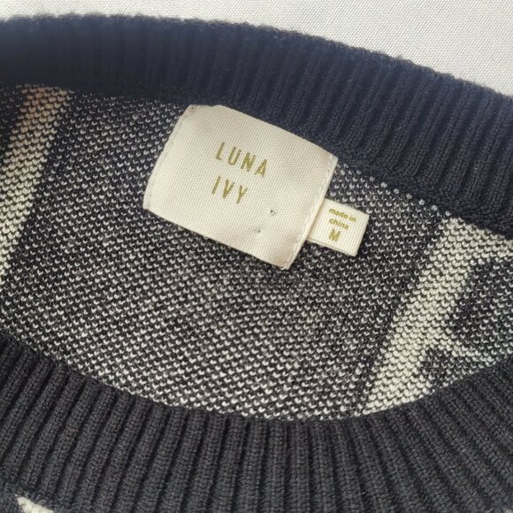 Luna Ivy Black‎ & White Bow Sweater - Picture 5 of 6